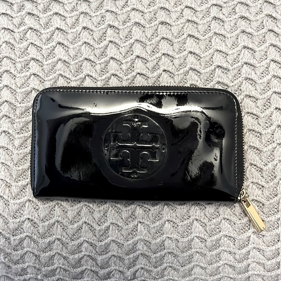 Authentic Tory Burch patent leather wallet - Picture 1 of 8